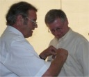 Heinz Ruoff bekam f�r seine �besonderen Verdienste f�r den Modellsport und f�r den Deutschen Modellfliegerverband� die Verbandsehrennadel.. 25 Jahre ALB-MFC Hohenstein Jubil�ums-Modellflugtag 02.07.2006